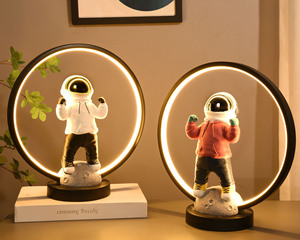 โคมไฟตั้งโต๊ะรูปนักบินอวกาศ ของตกแต่งบ้าน โคมไฟกลางคืนสำหรับห้องนั่งเล่น - Product Image 3