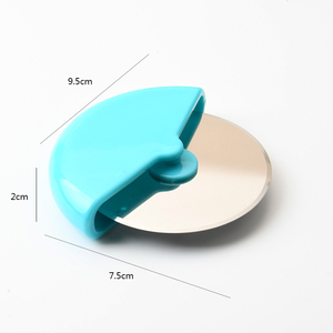 Cortador de <span class=keywords><strong>pizza</strong></span> de acero inoxidable con mango de plástico, herramienta de cocina para hornear, rodillo redondo - Product Image 1