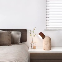 Lampe de table moderne de luxe en travertin, base en pierre, tête en bois, minimaliste et organique, pour projet hôtelier, chambre à coucher, villa, décoration