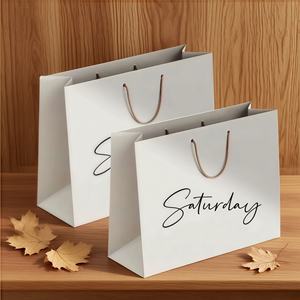 Sac en papier cadeau biodégradable personnalisé avec logo imprimé, bon marché, avec poignée, enveloppé dans un sac en papier kraft blanc - Product Image 3