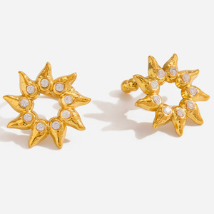 ต่างหูแบบหนีบรูปดาวประดับเพชรเทียม สีทอง สแตนเลสสตีล เครื่องประดับสำหรับงานปาร์ตี้ ดีไซน์เรขาคณิต ประดับขอบแบบ Bezel Setting เครื่องประดับแฟชั่น - Product Image 1