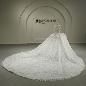 Vestido de Novia Moderno GT26023 Color Marfil con Escote Corazón, Cordones, Cola Larga Tipo Capilla, con Flores y Cristales - Product Image 3