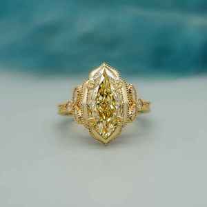 Anillo de compromiso Elvora Gems con diamante amarillo de laboratorio de corte marquesa de 3.60 ct |   Oro Chapado en Rodio |   Montura de doble punta |   IGI - Product Image 1