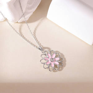 Collar con Colgante de Flor de Margarita Rosa Romántico y Lindo, Chapado en Oro de 18K, de Acero Inoxidable, Diseño Delicado, para Mujer - Product Image 3