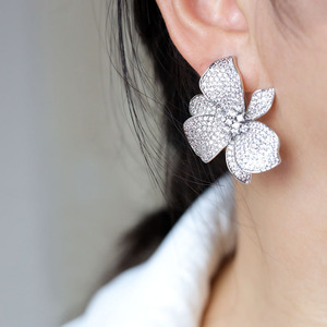 Pendientes de flor de lirio para mujer, diseño floral, accesorios para las orejas de uso diario - Product Image 2