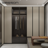 Sistema di Cabina Armadio di Lusso con Vetrina Beige, Cuscini da Pavimento Tatami per Scacchi Cinesi, Design Personalizzato