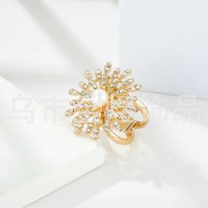 Broche con forma de flor con perlas y diamantes de imitación para mujer, accesorios de fiesta, engaste de garra de aleación de zinc Sk006 - Product Image 1