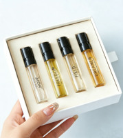 Caja de embalaje negra de lujo personalizada para 5 sets de regalo de muestras de perfume de 5 ml, hecha con materiales reciclados y forro de esponja.