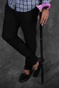 Bastón de madera decorado con resina que proporciona un soporte de equilibrio confiable y un diseño artesanal único. - Product Image 2