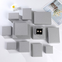 Boîtes à bijoux délicates gris argenté pour cadeaux en gros : boîtes à bagues, broches, boucles d'oreilles, colliers