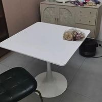 Nouvelle table à manger carrée blanche de style chinois simple avec chaises, en bois massif, 4 places, idéale pour petit appartement ou pour négociations.