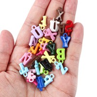 Breloques en acrylique en forme de lettres de l'alphabet avec trou pour accrocher des colliers