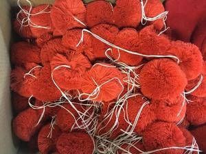 Pompon Faisant La Machine - Product Image 5