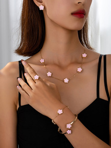 Conjunto de joyería de trébol para mujeres y niños Collar de trébol de 5 hojas Pulsera Rosa Anillo Pendientes Collar Conjuntos de joyería al por mayor - Product Image 5