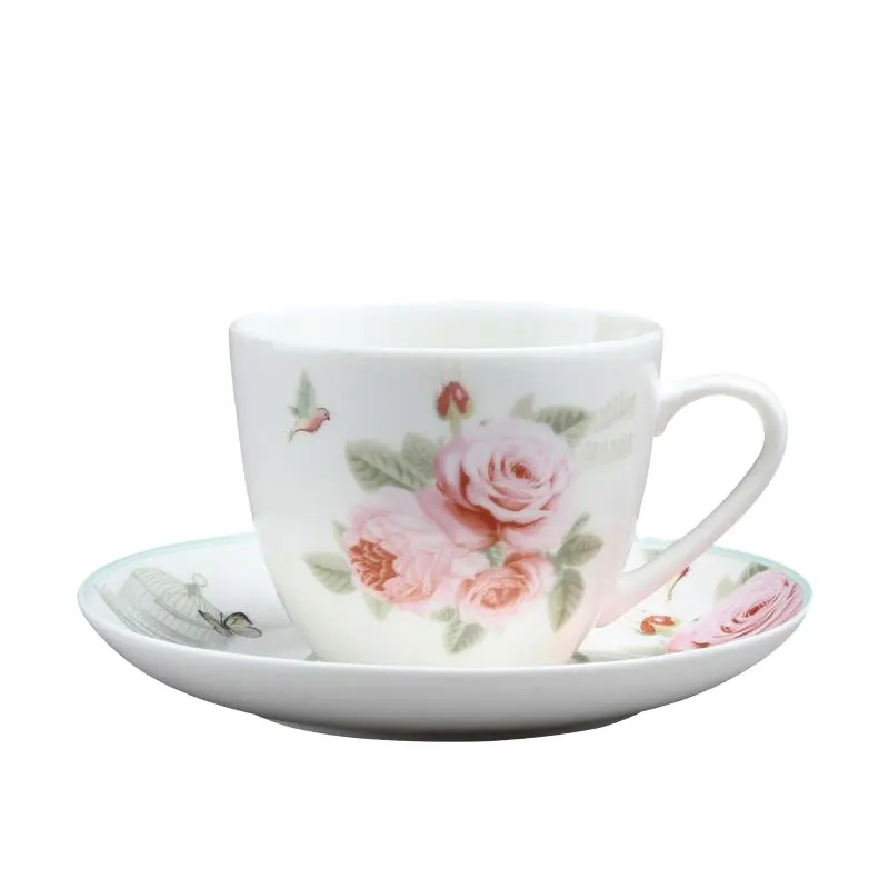 Ensemble délicat de tasses et soucoupes à thé en porcelaine