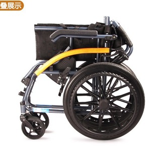 Fauteuil roulant manuel pliable et léger, construction en acier, avec accoudoirs relevables, pour les personnes âgées et les personnes handicapées, idéal pour les voyages. - Product Image 1