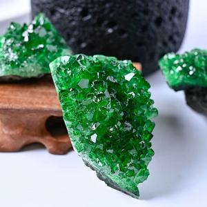 คริสตัลสีเขียวย้อมสีคุณภาพสูง ขายส่งยอดนิยม เป็นมิตรกับสิ่งแวดล้อม รูปทรงไม่สม่ำเสมอ เหมาะสำหรับงานฝีมือ การทำสมาธิ และตกแต่งบ้าน - Product Image 3