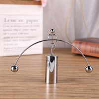 Pendule de Newton en métal, petit modèle Iron Man, équilibre perpétuel, figurine oscillante, décoration amusante pour la maison et le bureau