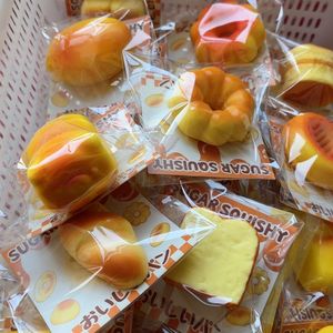 ของเล่นขนมปังเนื้อนุ่ม PU แบบชุ่มชื้น พร้อมคุณสมบัติเด้งคืนตัวช้า ช่วยผ่อนคลายนิ้วมือและบรรเทาความเครียด เหมาะเป็นของขวัญ - Product Image 1