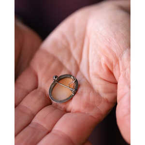 Broche et pendentif en forme de petite femme Mirellas, en résine acrylique, avec strass, cristal plaqué, bijoux avec zircon et perle - Product Image 2