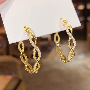 Boucles d'oreilles créoles torsadées élégantes pour femmes, plaquées rhodium, avec pierres en cristal, bijoux de fête, style classique, en alliage - Product Image 4