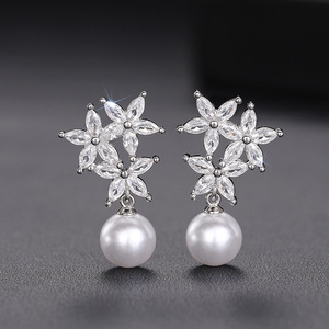 Orecchini pendenti floreali con perle finte da donna, gioielli alla moda per feste - Product Image 2