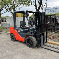 Chariot élévateur TOYOTA 3 tonnes d'occasion, 90% neuf, capacité de levage nominale de 3 tonnes, haute qualité et prix bas, à vendre