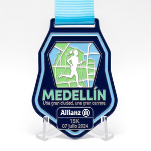 Médaille <span class=keywords><strong>de</strong></span> course urbaine 15K <span class=keywords><strong>de</strong></span> Medellin à motif géométrique avec silhouette <span class=keywords><strong>de</strong></span> <span class=keywords><strong>carte</strong></span>, graphisme <span class=keywords><strong>de</strong></span> coureuse superposé en émail bleu doux pour les courses sur route urbaines - Product Image 1