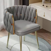 Chaise de salle à manger en velours beige tissé à la main avec design en rotin et pieds en métal, confort moderne