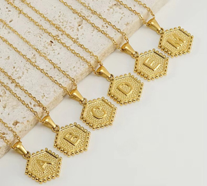 Collar de Moda para Mujer con Colgante de Letra del Alfabeto Hexagonal Geométrico en Oro de 18K y Acero Inoxidable, Iniciales en Inglés - Product Image 1
