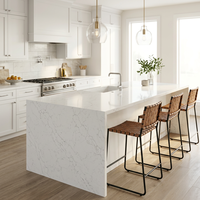 Dalle de quartz blanc avec fines veines gris clair pour plan de travail de cuisine, dessus de meuble-lavabo et revêtement mural