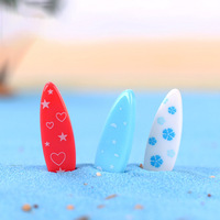 Mini planche de surf colorée, mini ornement en résine, petite statue, figurine artisanale, accessoires pour la décoration d'aquarium.