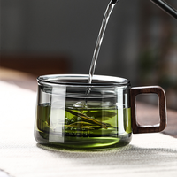Tasse à thé en verre gris fumé avec poignée en bois et infuseur à couvercle pour la préparation du thé à la maison ou au bureau