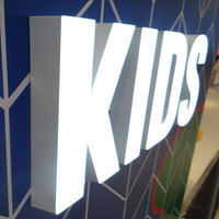 Enseigne lumineuse à lettres en aluminium sans bordure avec bandes LED, fiable pour une utilisation en extérieur, pour les hôpitaux et les entreprises