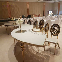 Table à manger moderne en forme de serpent avec cadre en acier inoxydable doré et plateau en MDF blanc, multifonctionnelle pour hôtel et usage domestique