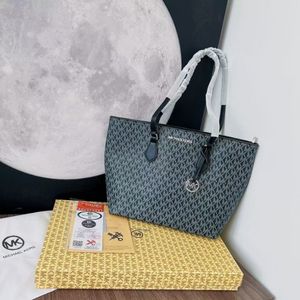 2024新款m品牌女式斜跨单肩手提袋畅销时尚PU材质多功能跨界设计 - Product Image 5