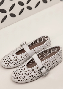 Zapatos planos Mary Jane de cuero con recortes huecos para mujer, con hebilla metálica ajustable, correa única, punta en pico, mocasines de verano OEM ODM - Product Image 2