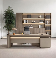 Bureau de direction moderne et minimaliste, directement de l'usine, grand bureau de bureau avec bibliothèque latérale intégrée, prises intégrées, matériau PVC, nouveauté 2024