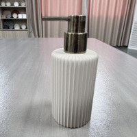 Distributeurs de savon en résine deux pièces, ensemble d'accessoires de salle de bain pour shampoing et lotions, avec gobelet porte-brosse à dents
