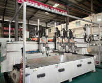 Centre d'usinage CNC à 3 axes haute efficacité pour le bois, 8 broches, pour le travail du bois courbé et la production de meubles en bois massif lourds