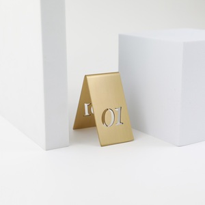 Numeri da tavolo <span class=keywords><strong>in</strong></span> ottone MAXERY scavati supporti per Reception <span class=keywords><strong>numero</strong></span> di posti per matrimoni, Bar Mitzvah, decorazioni Quinceanera, ristorante - Product Image 3