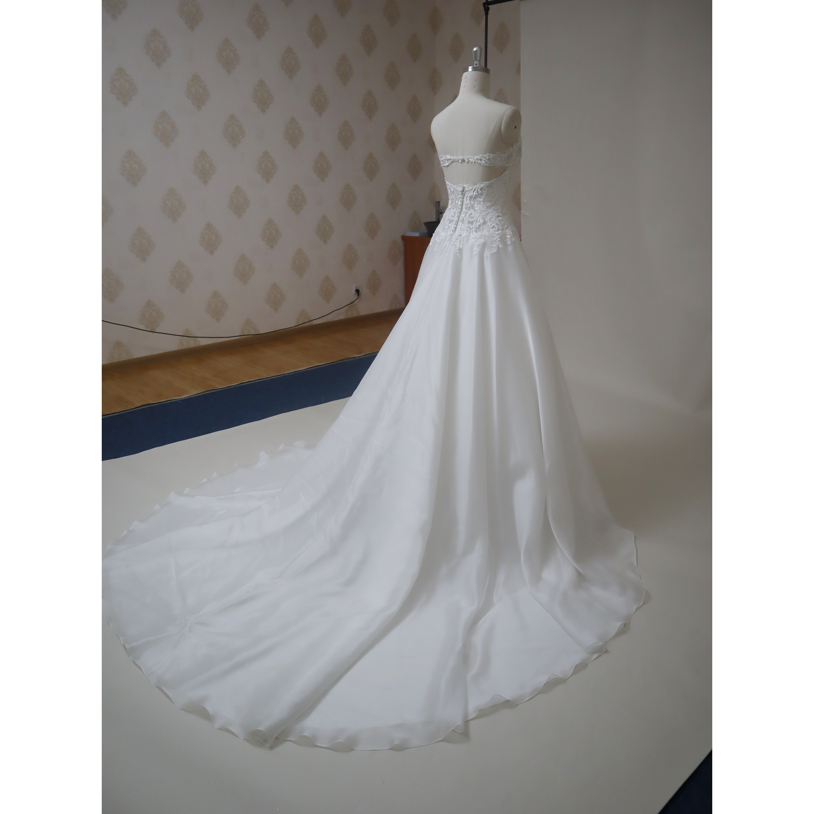 Stylish design white prom dress shiny lace sweetheart strapless wedding dress