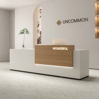 Bureau de réception laqué moderne et minimaliste personnalisé pour hall d'hôtel et usage professionnel