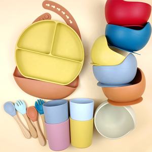 Juego de alimentación de silicona de grado alimenticio sin BPA Kit de comedor para bebés Plato y babero de silicona para niños con cubiertos Precio de fábrica Logotipo personalizado - Product Image 5