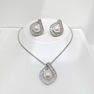 Ensemble de bijoux vintage en argent 925 avec perles, pour femmes, idéal pour les fêtes et les mariages, cadeau unique, collier et boucles d'oreilles classiques en or 18 carats. - Product Image 3