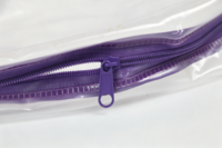 Pochette de rangement transparente carrée en PVC imprimée sur mesure avec fermeture éclair violette pour cosmétiques et articles de toilette
