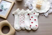 HX-2170 Usine En Gros De Haute Qualité Doux Style Fraise Arc Conception Cheville Chaussettes Fille pour Un Port Quotidien