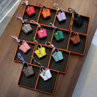 Porte-clés de luxe en forme de mini sac seau en cuir PU avec foulard en soie et breloque cadenas doré, pendentif de sac pour femme, cadeau de mode, vente en gros, OEM, personnalisé