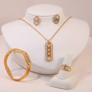 Set di Gioielli da Donna in Acciaio Inossidabile Placcato Oro 18k con Perle, Conchiglie, Zirconi, Ciondoli a Forma di Quadrifoglio, Farfalla e Cuore, Collana, Anelli, Orecchini e Bracciale - Product Image 4