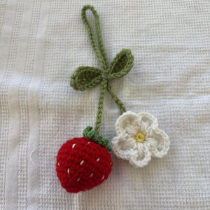Llavero de ganchillo hecho a mano con diseño de fresa y flor, rojo, blanco y verde, bonito patrón de frutas, amuleto tejido, amuleto de fresa de ganchillo. - Product Image 1